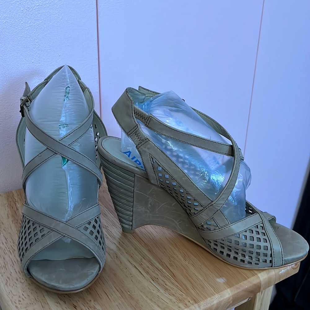 B Makowsky 8M “Jasmine” slingback, open toe wedge with diamond laser cutouts